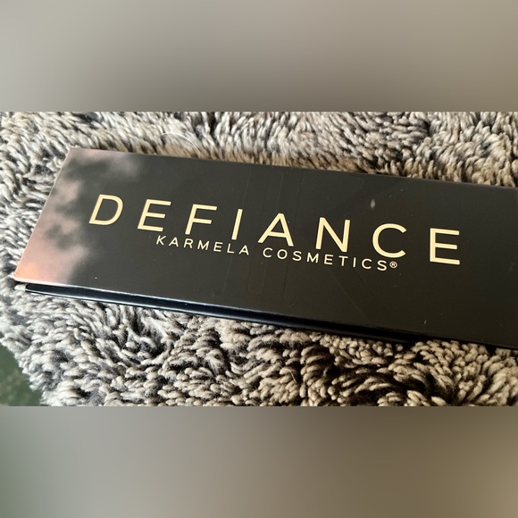 KARMELA COSMETICS 👁 Defiance Eyeshadow Palette - Picture 3 of 3